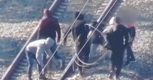 Θήβα: Νέο πλιάτσικο από συμμορίες Ρομά στις σιδηροδρομικές γραμμές - Κλέβουν ράγες και καλώδια (βίντεο)