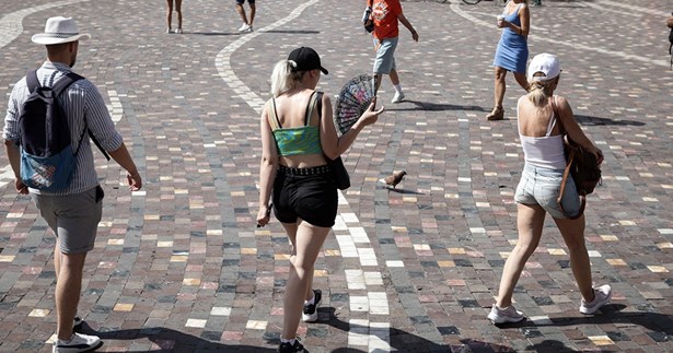 Καιρός: Έρχεται η πρώτη θερμή εισβολή της σεζόν - Πότε θα κορυφωθεί και πόσο θα διαρκέσει