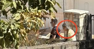 Πήρε προθεσμία για να απολογηθεί και αφέθηκε ελεύθερη η 62χρονη που έθαψε τη μητέρα της στη Βοιωτία για να συνεχίσει να παίρνει τη σύνταξη