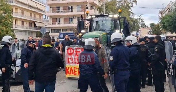 Αγρότες στη Λιβαδειά προσπαθούν να φτάσουν το Διοικητήριο όπου γίνεται η παρουσίαση του Τοπικού Σχεδίου Ανάπτυξης
