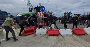 Εκατοντάδες τρακτέρ απέκλεισαν την εθνική οδό στο ύψος του Κάστρου