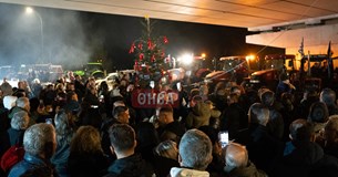 Οι αγρότες της Θήβας άναψαν το Χριστουγεννιάτικο δέντρο στο μπλόκο!