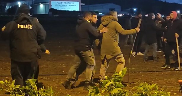 Ένταση μεταξύ αγροτών και αστυνομίας στο μπλόκο της Θήβας - Έβαλαν φωτιά σε άχυρα