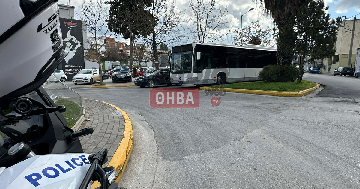 Λεωφορείο προκάλεσε μποτιλιάρισμα στους Αγίους Θεοδώρους Θήβας