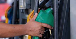 Πετρέλαιο: Το ράλι των τιμών φέρνει στο τραπέζι παράταση επιδοτήσεων και fuel pass