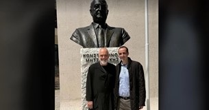 Στη Δερβιτσάνη ο Δημητριάδης: ιδιωτική επίσκεψη ⁠στην προτομή του παππού του, συνοδεία του Έντι Ράμα