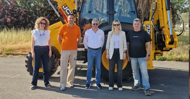 Νέο μηχάνημα JCB απέκτησε η Δ.Ε.Υ.Α.Χ.
