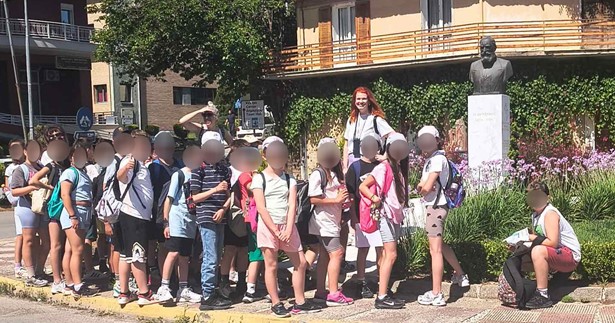 Επίσκεψη του 19ου Δημοτικού Χαλκίδας στο άγαλμα του Θεόδωρου Βρυζάκη στη Θήβα