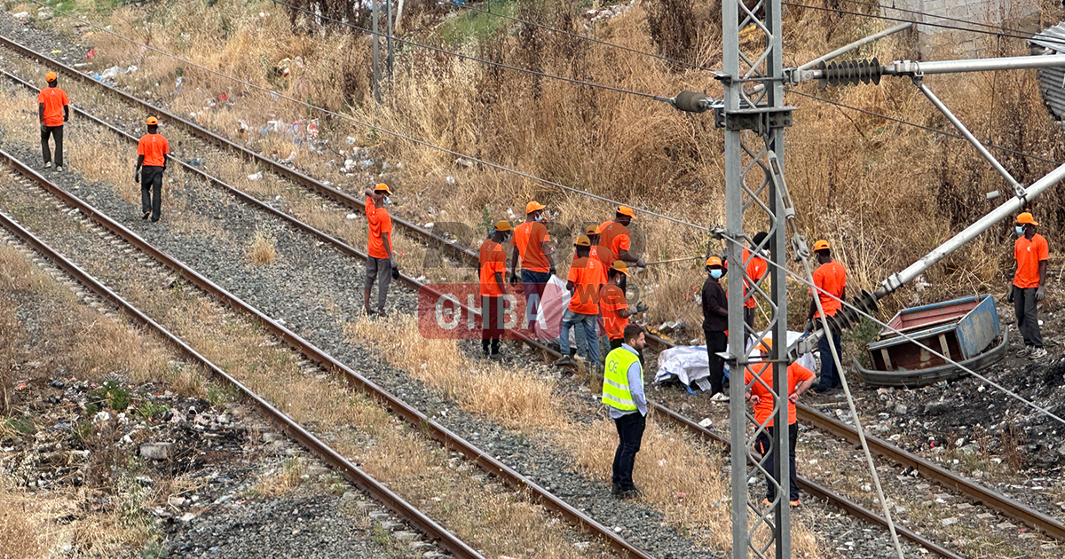 Συνεχίζονται για δεύτερη ημέρα οι δράσεις καθαρισμού στις γραμμές του ΟΣΕ στον καταυλισμό Ρομά της Θήβας