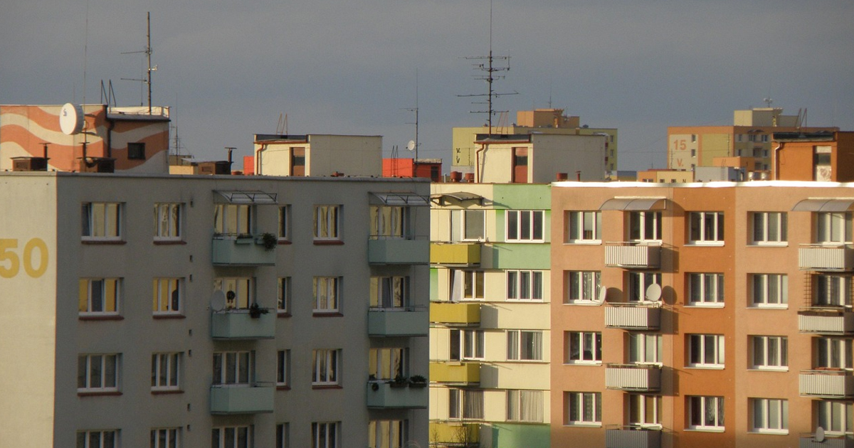 Υπερπλεόνασμα 2025 και κόκκινα στεγαστικά δάνεια