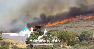 Οκτώ συλλήψεις για τις φωτιές σε όλη την Ελλάδα, ανάμεσά τους ο δήμαρχος κι ο αντιδήμαρχος Πάρου, εργολάβος και δημοτικός υπάλληλος για τον ΧΥΤΑ Οκτώ συλλήψεις για τις φωτιές σε όλη την Ελλάδα, ανάμεσά τους ο δήμαρχος κι ο αντιδήμαρχος Πάρου, εργολάβος και δημοτικός υπάλληλος για τον ΧΥΤΑ