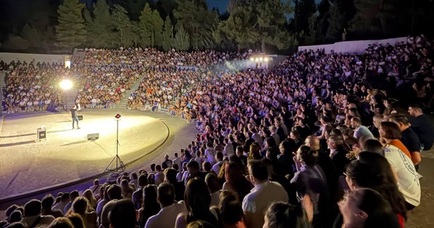Κατάμεστο το Θέατρο Μοσχοποδίου στη Θήβα για τον Αλέξανδρο Τζουβέλα - Δώρισε απινιδωτή στον Δήμο Θηβαίων