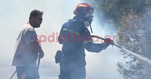 325 πυροσβέστες επιχειρούν σήμερα στις πυρκαγιές σε Αγιο Βασίλη και Ξηρονομή