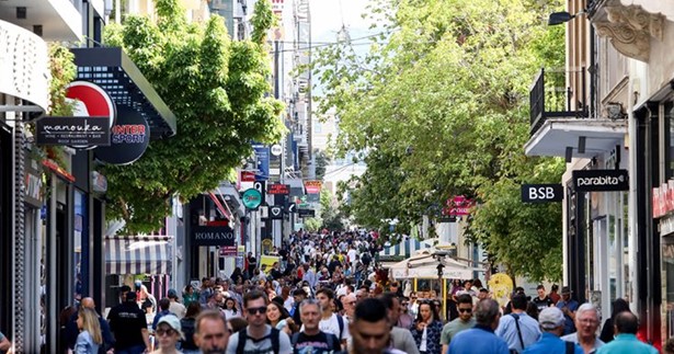 ΟΟΣΑ: Στην Ελλάδα η μεγαλύτερη πτώση στο πραγματικό εισόδημα των νοικοκυριών