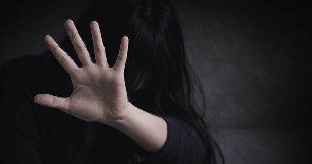 Σοκ στη Θήβα: 16χρονη καταγγέλλει ότι έπεσε θύμα βιασμού μέσα στο σπίτι της από δύο άτομα