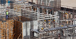 Ελλείψεις 250.000 εργαζομένων σε τουρισμό και οικοδομή: Μισθοί έως 5.000 ευρώ για εξειδικευμένο προσωπικό