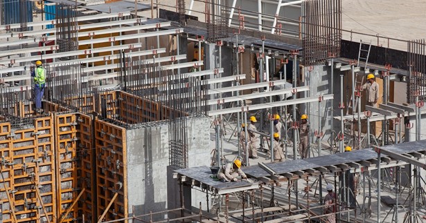 Ελλείψεις 250.000 εργαζομένων σε τουρισμό και οικοδομή: Μισθοί έως 5.000 ευρώ για εξειδικευμένο προσωπικό