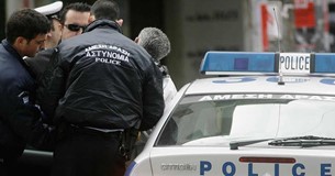 «Τσάκωσαν» στη Θήβα μέλος σπείρας που διέπραττε απάτες - Απέσπασε 70.000 ευρώ προσποιούμενος τον «αστυνομικό»
