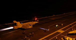 Νέα ένταση στα Στενά του Ορμούζ: Οι ΗΠΑ βομβάρδισαν το Λαράκ, το Ιράν χτύπησε βάσεις στην Ιορδανία και τα ΗΑΕ