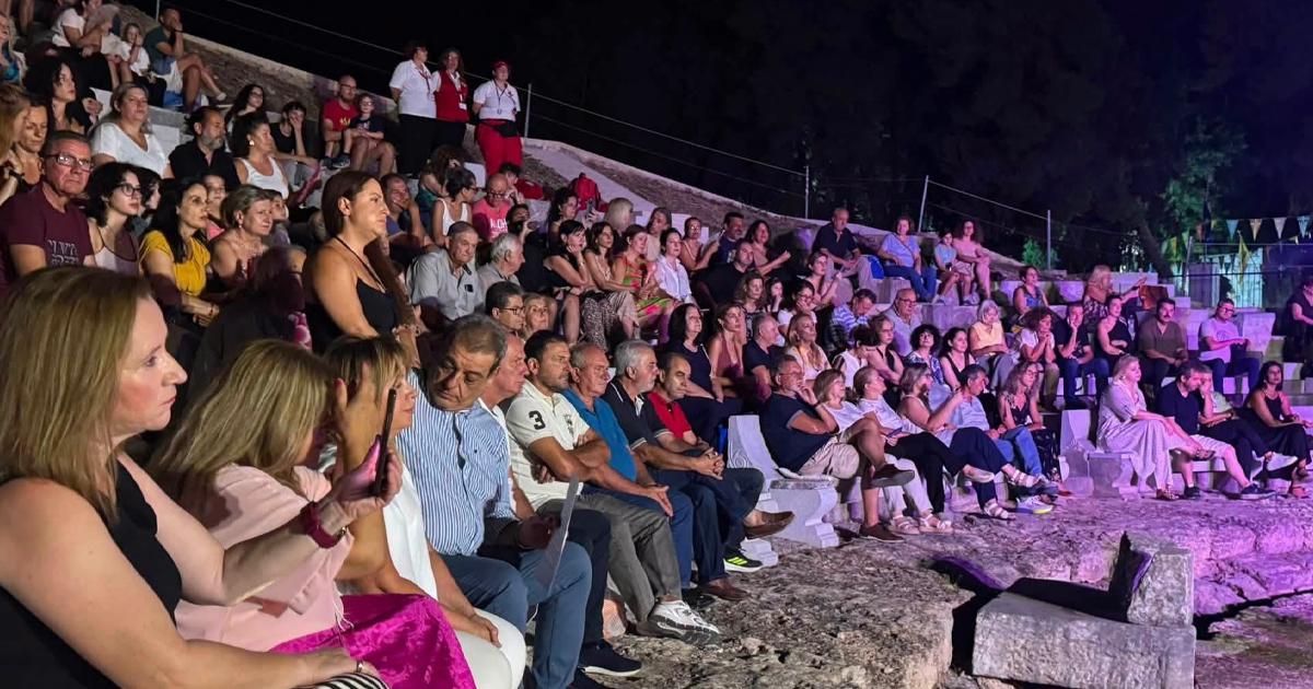 Πλημμύρισε από κόσμο το Αρχαίο Θέατρο Ορχομενού υπό το φως της πανσελήνου