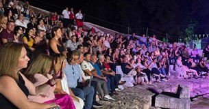Πλημμύρισε από κόσμο το Αρχαίο Θέατρο Ορχομενού υπό το φως της πανσελήνου
