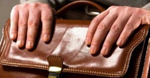 Παράδειγμα ήθους στη Θήβα: Διανομέας παρέδωσε στην Αστυνομία τσαντάκι με μεγάλο χρηματικό ποσό Παράδειγμα ήθους στη Θήβα: Διανομέας παρέδωσε στην Αστυνομία τσαντάκι με μεγάλο χρηματικό ποσό