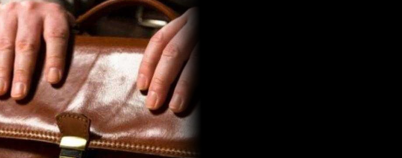 Παράδειγμα ήθους στη Θήβα: Διανομέας παρέδωσε στην Αστυνομία τσαντάκι με μεγάλο χρηματικό ποσό Παράδειγμα ήθους στη Θήβα: Διανομέας παρέδωσε στην Αστυνομία τσαντάκι με μεγάλο χρηματικό ποσό