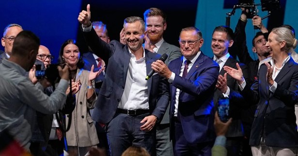 AfD: Μαζικές απελάσεις προσφύγων, ξεχωριστές τάξεις και σχολεία για μετανάστες, κατάργηση της σημαίας pride - Το σχέδιο για τη Γερμανία