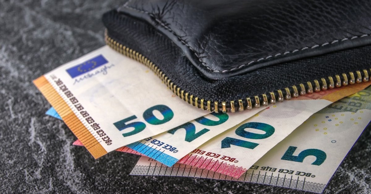 Μισθοί: Τέσσερα κύματα αυξήσεων σε 12 μήνες