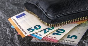 Μισθοί: Τέσσερα κύματα αυξήσεων σε 12 μήνες Μισθοί: Τέσσερα κύματα αυξήσεων σε 12 μήνες