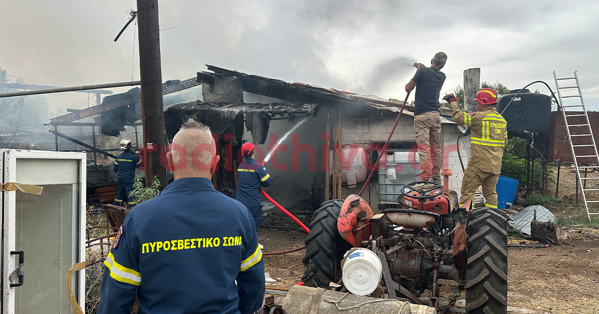 Στις φλόγες τυλίχθηκε αποθήκη έξω από την Θήβα - Αμεση η παρέμβαση της πυροσβεστικής