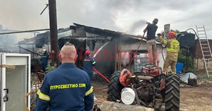 Στις φλόγες τυλίχθηκε αποθήκη έξω από την Θήβα - Αμεση η παρέμβαση της πυροσβεστικής Στις φλόγες τυλίχθηκε αποθήκη έξω από την Θήβα - Αμεση η παρέμβαση της πυροσβεστικής