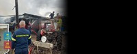 Στις φλόγες τυλίχθηκε αποθήκη έξω από την Θήβα - Αμεση η παρέμβαση της πυροσβεστικής