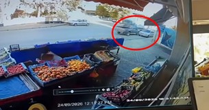 Θήβα: Αγροτικό χτύπησε σταθμευμένο αυτοκίνητο και εξαφανίστηκε - Το περιστατικό καταγράφηκε σε κάμερα