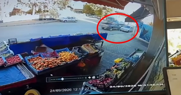 Θήβα: Αγροτικό χτύπησε σταθμευμένο αυτοκίνητο και εξαφανίστηκε - Το περιστατικό καταγράφηκε σε κάμερα