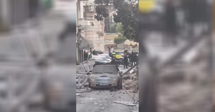 Ισχυρή έκρηξη στην Πλάκα - Κατέρρευσε διώροφο κτίριο, τραυματίστηκε περαστικός