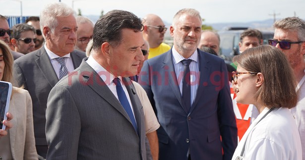 Επίσκεψη Aδωνι Γεωργιάδη στη Θήβα - Συνομίλησε με τους διαδηλωτές πριν τα εγκαίνια του ΤΕΠ