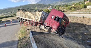 «Τρελή» πορεία φορτηγού που εξετράπη στην Αλίαρτο