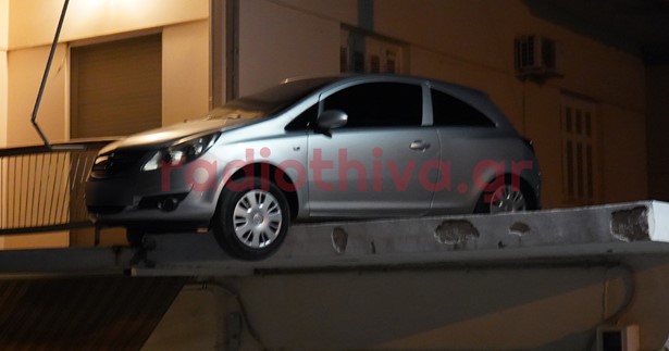 Αυτοκίνητο έπεσε πάνω σε σπίτι στη Θήβα