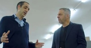Δωρεά βιβλίων στον ΕΟΠΑΕ στη Θεσσαλονίκη από τους Bookmarkers και τον Γρηγόρη Δημητριάδη (video) Δωρεά βιβλίων στον ΕΟΠΑΕ στη Θεσσαλονίκη από τους Bookmarkers και τον Γρηγόρη Δημητριάδη (video)