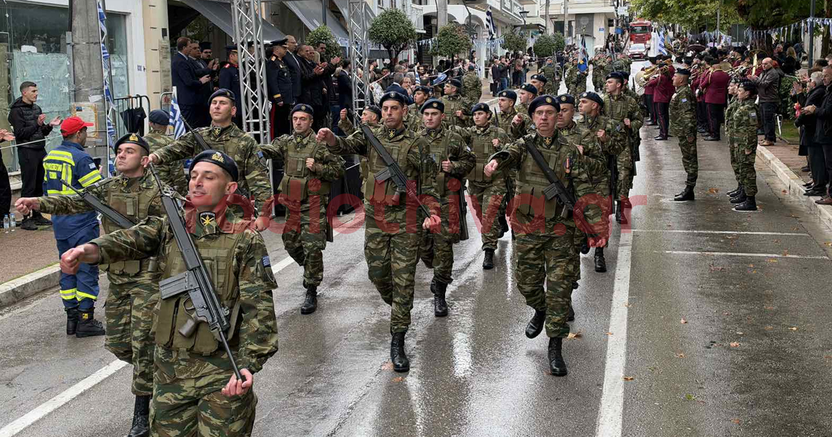 Με επισημότητα ο εορτασμός της 28ης Οκτωβρίου στη Θήβα - Παρέλασε μονάχα ο στρατός λόγω της κακοκαιρίας