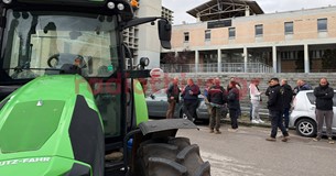 Στα δικαστήρια της Θήβας αγρότες για τις κινητοποιήσεις - Τι δήλωσαν Παπαδάκης, Καφές, Βούλγαρης και Βενιζέλος Στα δικαστήρια της Θήβας αγρότες για τις κινητοποιήσεις - Τι δήλωσαν Παπαδάκης, Καφές, Βούλγαρης και Βενιζέλος