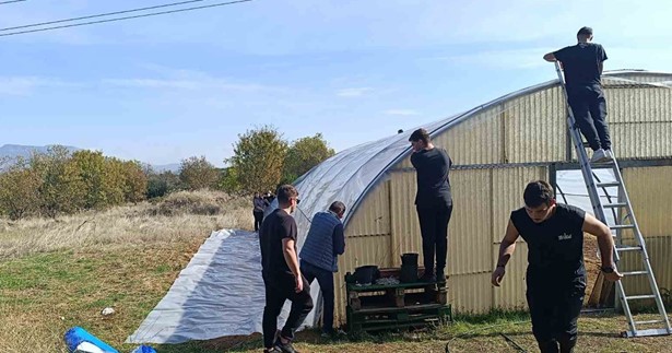 Συνεργασία Τομέων στο Ε.Κ. Θήβας - Τοποθέτηση πλαστικού καλύμματος στο σχολικό θερμοκήπιο