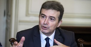 Κορωνοϊός: Στον εισαγγελέα αναρτήσεις με θεωρίες συνωμοσίας με εντολή Χρυσοχοΐδη