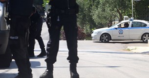 Συλλήψεις στη δομή προσφύγων της Ριτσώνας - Έφτιαχναν σπαθιά και ρόπαλα