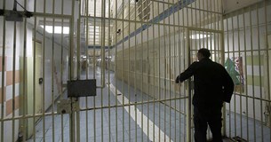 Αυτοσχέδια μαχαίρια, σουβλιά και χάπια βρήκαν σε κελιά οι σωφρονιστικοί στις Φυλακές Δομοκού