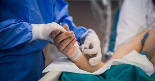 Συγκλονίζει διευθυντής ΜΕΘ: Ασθενής μου ζήτησε να αποχαιρετήσει τους δικούς του