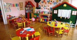 Χαλκίδα: Κανονικά στο σχολείο η νηπιαγωγός που τιμώρησε 4χρονη βγάζοντας την στο κρύο