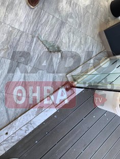 Αγνωστοι έκαναν «γυαλιά-καρφιά» κατάστημα στη Θήβα - Έσπασαν τη τζαμαρία και άρπαξαν ό,τι βρήκαν