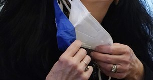 Εισηγούνται διπλή μάσκα σε μέσα μεταφοράς και σούπερ-μάρκετ